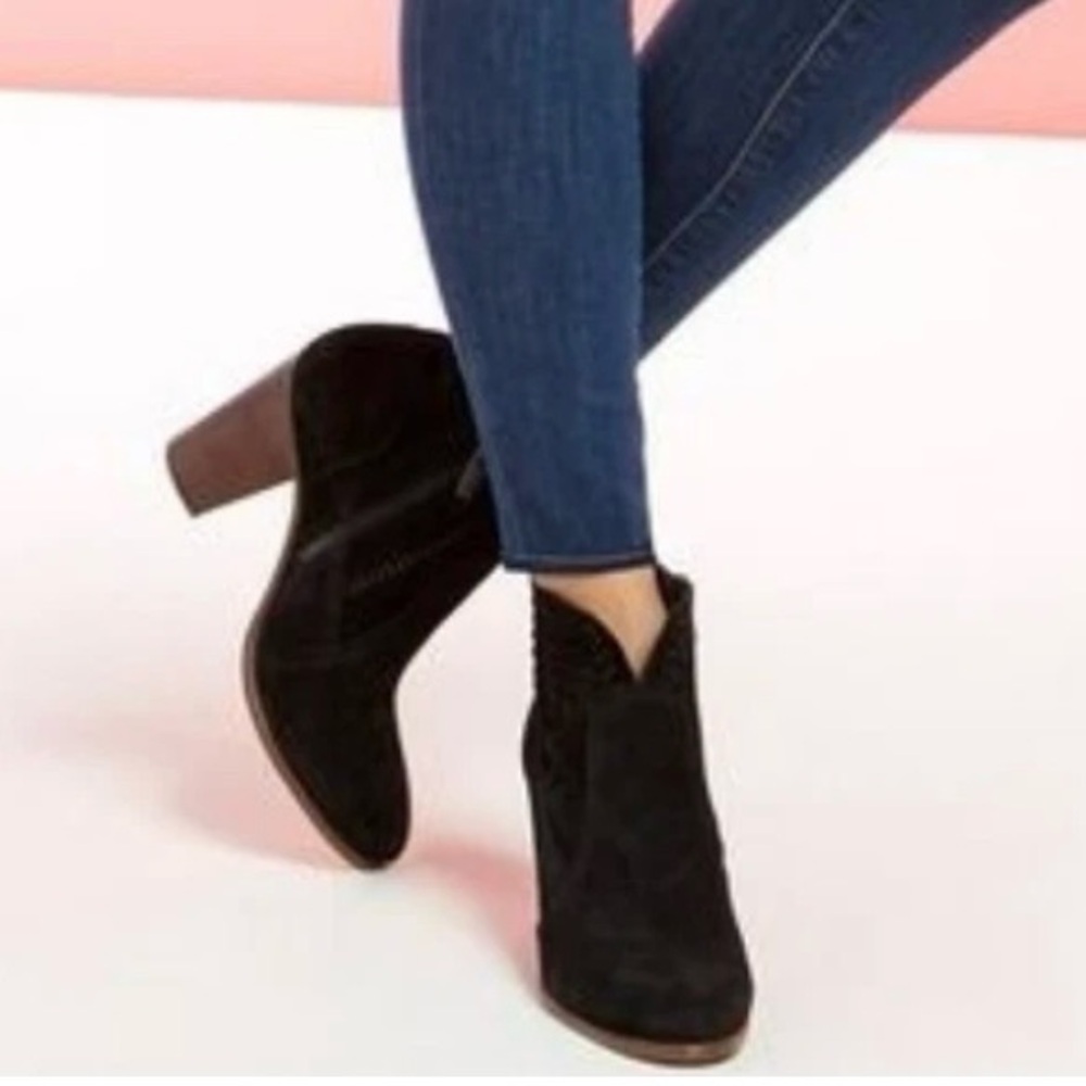 Vince Camuto‎ Womens Fenyia
Boot Sz 7.5 Black Suede
Perforated Block Heel Bootie
